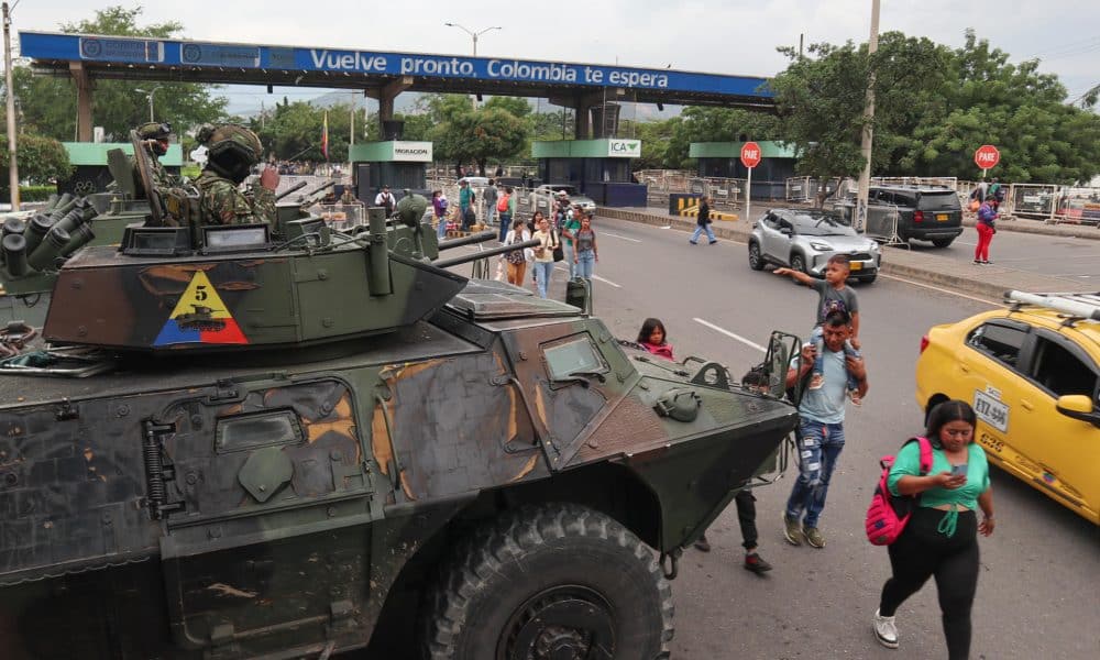 Integrantes del Ejército colombiano llegan este 3 de enero de 2026 al puente internacional Simón Bolívar que une a las ciudades de Cúcuta y Villa del Rosario (Colombia) con las ciudades de San Antonio y San Cristóbal del Estado Táchira (Venezuela). EFE/ Mario Caicedo