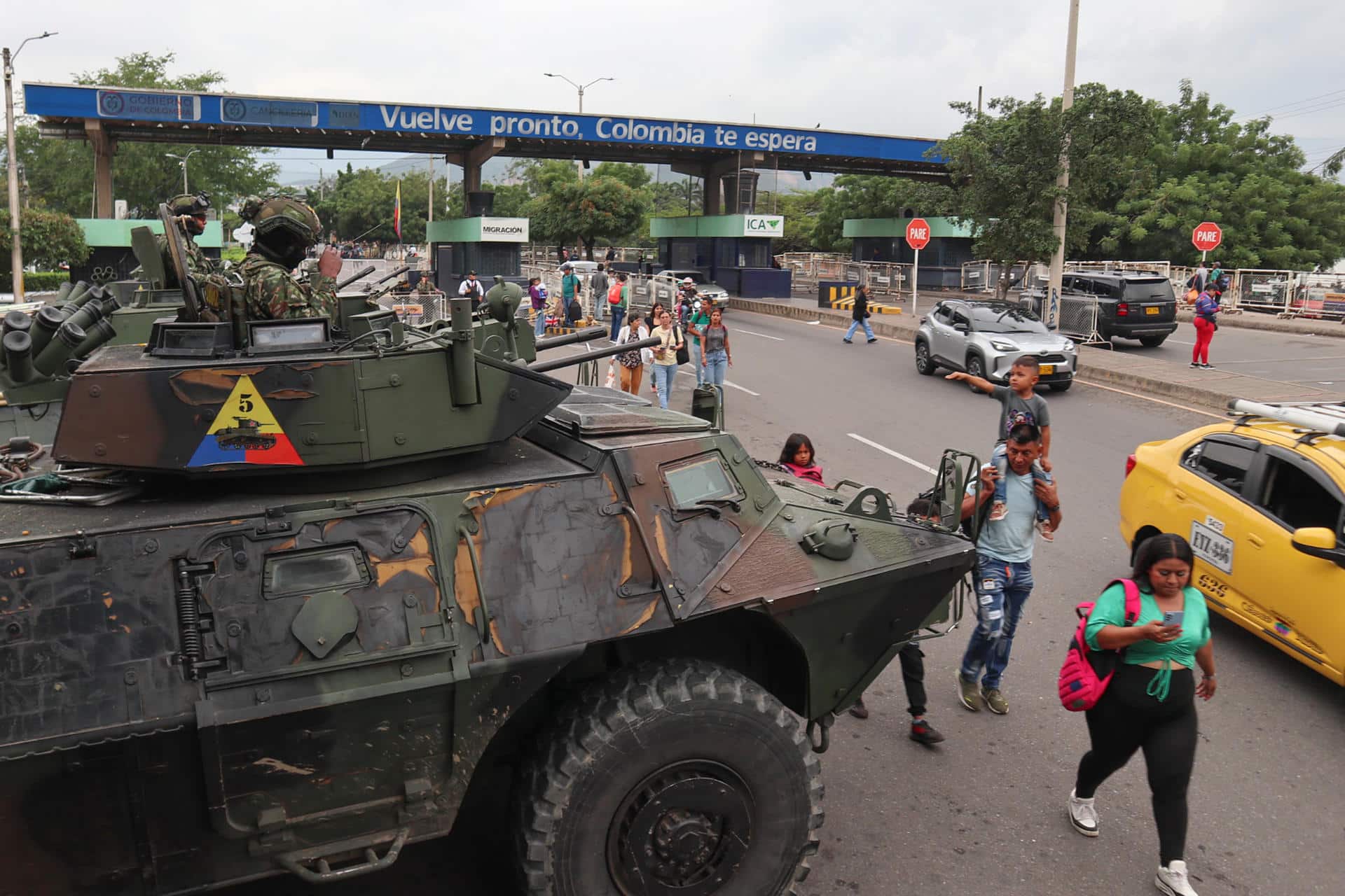 Integrantes del Ejército colombiano llegan este 3 de enero de 2026 al puente internacional Simón Bolívar que une a las ciudades de Cúcuta y Villa del Rosario (Colombia) con las ciudades de San Antonio y San Cristóbal del Estado Táchira (Venezuela). EFE/ Mario Caicedo