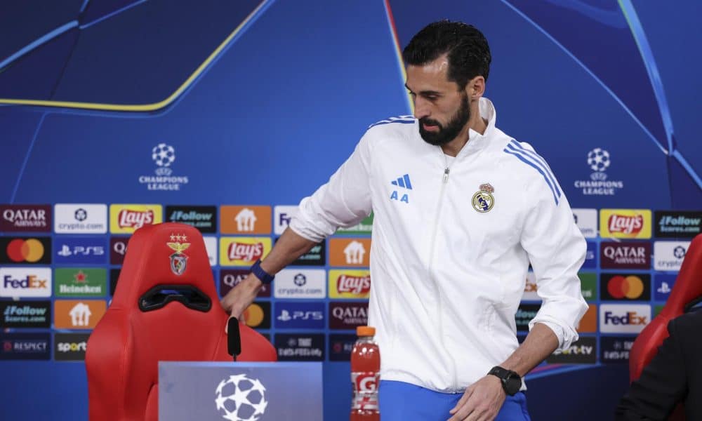 El entrenador del Real Madrid Alvaro Arbeloa atiende a los medios en Lisboa. EFE/EPA/MIGUEL A. LOPES