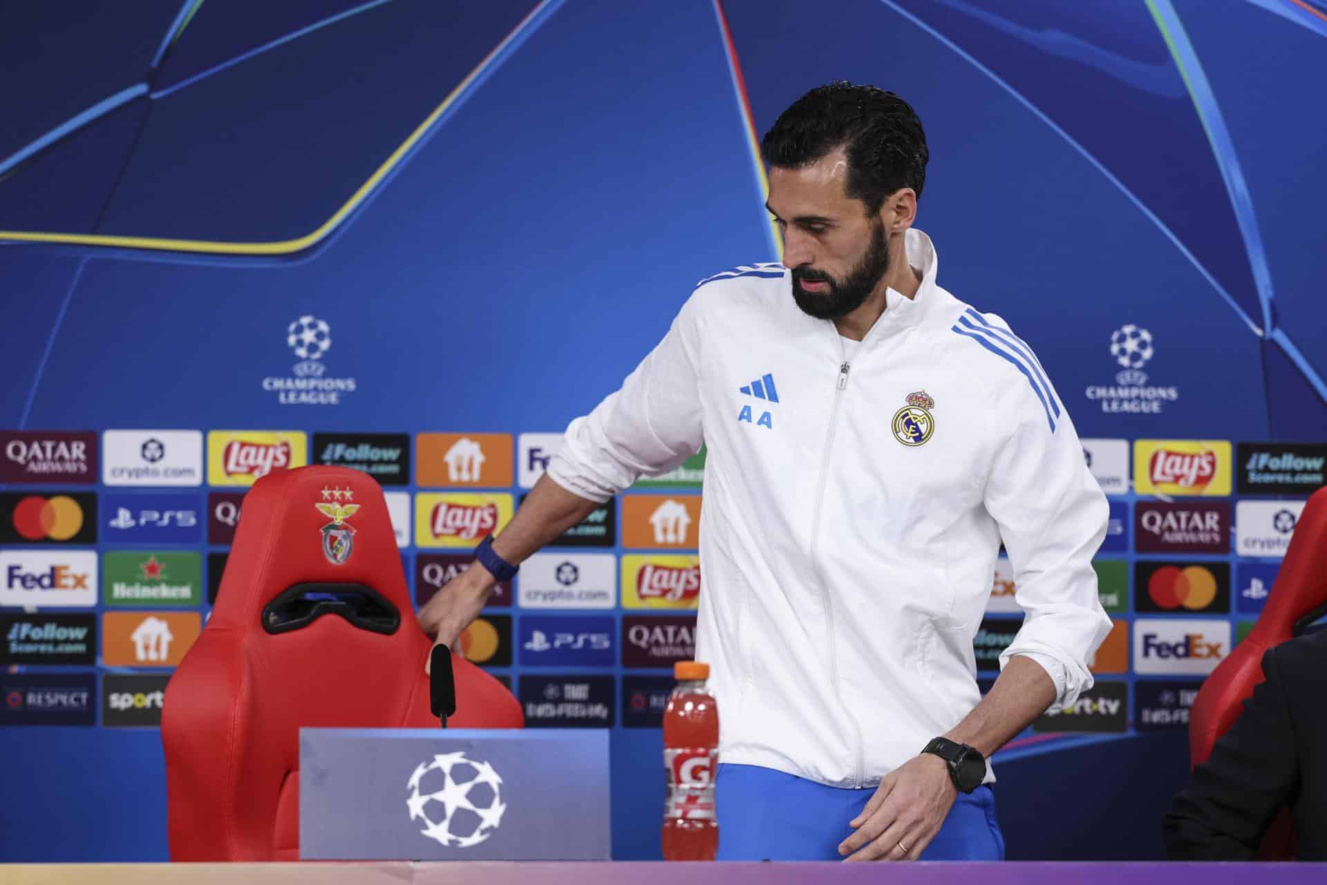 El entrenador del Real Madrid Alvaro Arbeloa atiende a los medios en Lisboa. EFE/EPA/MIGUEL A. LOPES