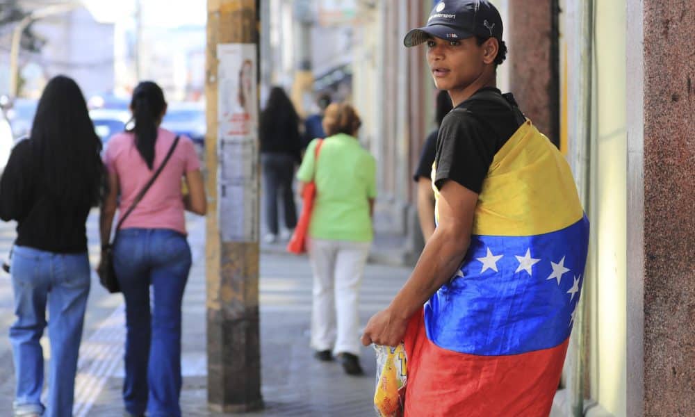 El venezolano Ender Cortés vende dulces en una calle este martes, en Tegucigalpa (Honduras). EFE/ Gustavo Amador