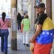 El venezolano Ender Cortés vende dulces en una calle este martes, en Tegucigalpa (Honduras). EFE/ Gustavo Amador