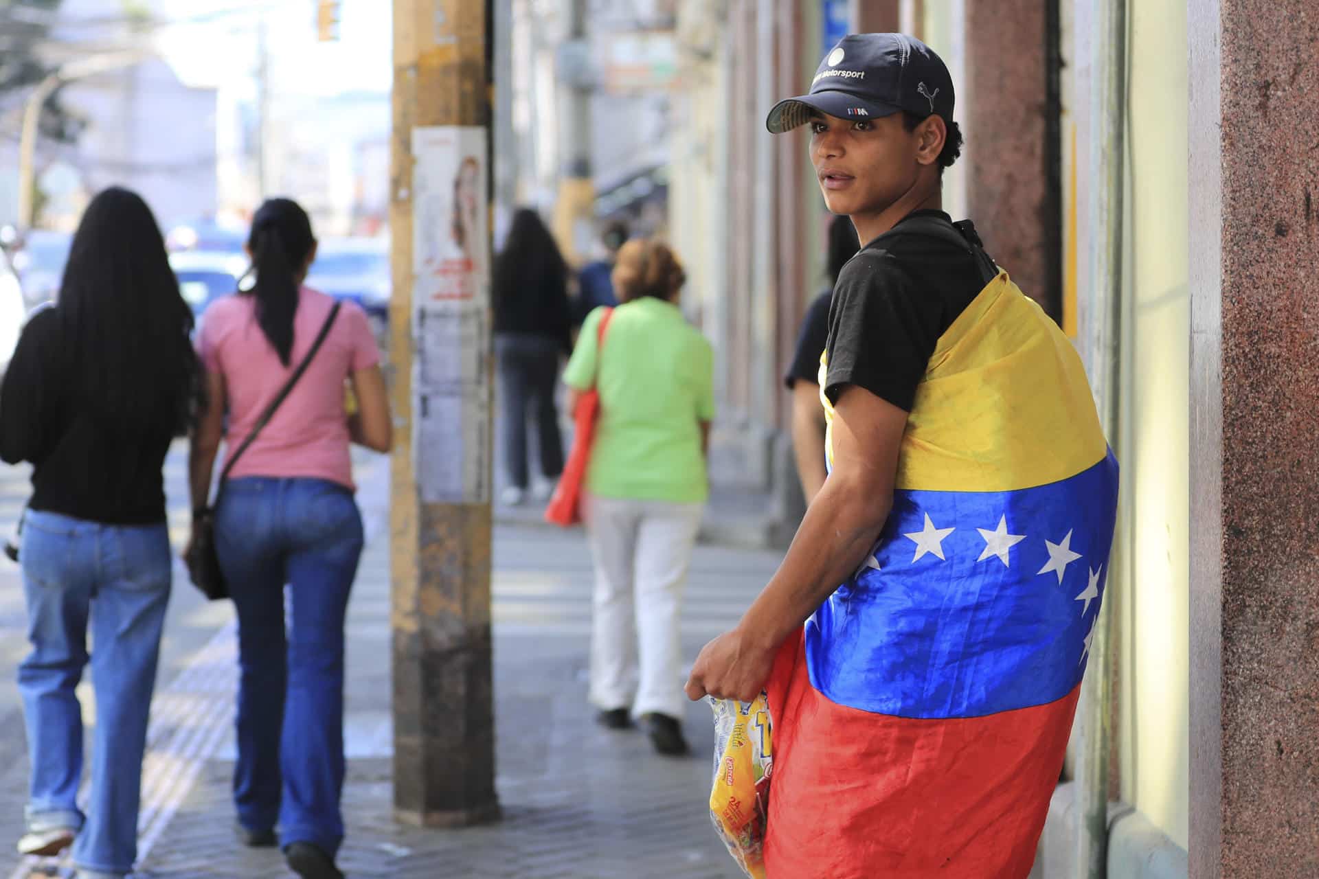 El venezolano Ender Cortés vende dulces en una calle este martes, en Tegucigalpa (Honduras). EFE/ Gustavo Amador