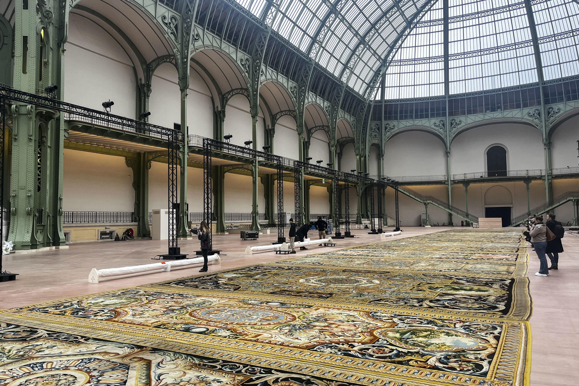 Por primera vez en la historia, franceses y visitantes podrán admirar parte de las 92 monumentales alfombras que Luis XIV, el llamado Rey Sol, encargó para decorar su palacio del Louvre en París y destinadas a ser un signo más de su inmenso poder, aunque luego las abandonó. Una treintena de ellas se podrán ver excepcionalmente, durante tan solo una semana (del 1 al 8 de febrero), desplegadas de la forma más cercana a su intención original -la de crear un camino que impresionara a los invitados de la corte, especialmente a los embajadores extranjeros- en la nave del Grand Palais de la capital francesa. EFE/ Nerea González