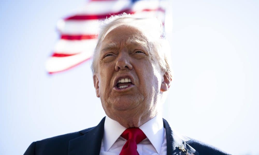 Fotografía de archivo del 05 de octubre de 2025 que muestra al presidente de Estados Unidos, Donald Trump, hablando con integrantes de los medios de comunicación en el jardín sur de la Casa Blanca en Washington (Estados Unidos). EFE/ Graeme Sloan / POOL
