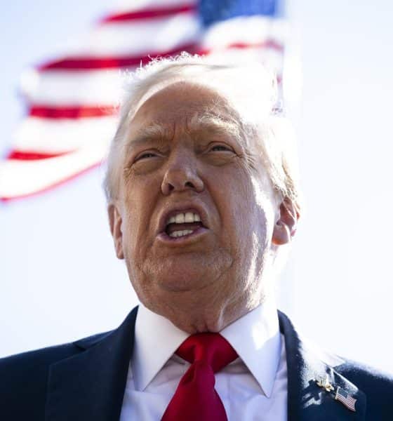 Fotografía de archivo del 05 de octubre de 2025 que muestra al presidente de Estados Unidos, Donald Trump, hablando con integrantes de los medios de comunicación en el jardín sur de la Casa Blanca en Washington (Estados Unidos). EFE/ Graeme Sloan / POOL