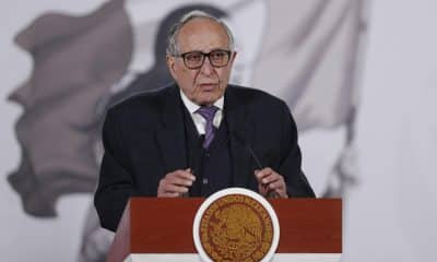 El secretario de Salud de México, David Kershenobich, participa en una rueda de prensa este martes, en Palacio Nacional en la Ciudad de México (México). EFE/ Isaac Esquivel