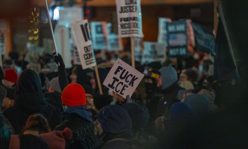 Personas protestan en rechazo a los operativos del Servicio de Inmigración y Control de Aduanas (ICE) este jueves, en Minneápolis (Estados Unidos). EFE/ Angel Colmenares