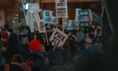 Personas protestan en rechazo a los operativos del Servicio de Inmigración y Control de Aduanas (ICE) este jueves, en Minneápolis (Estados Unidos). EFE/ Angel Colmenares