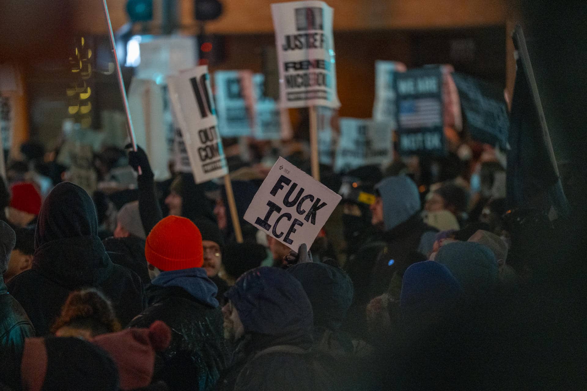 Personas protestan en rechazo a los operativos del Servicio de Inmigración y Control de Aduanas (ICE) este jueves, en Minneápolis (Estados Unidos). EFE/ Angel Colmenares