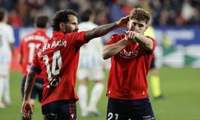 El jugador del Osasuna Víctor Muñoz (d) celebra su gol contra el Oviedo, durante el partido de la La Liga EA Sports entre el Osasuna y el Oviedo, en el estadio El Sadar en Pamplona.-EFE/ Villar López