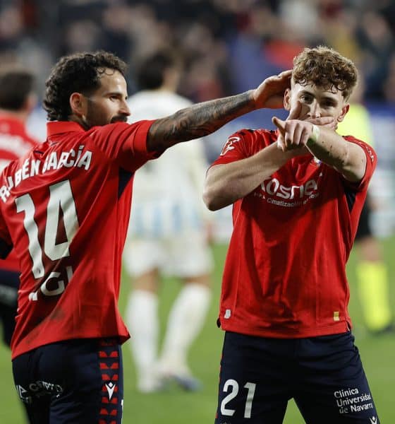 El jugador del Osasuna Víctor Muñoz (d) celebra su gol contra el Oviedo, durante el partido de la La Liga EA Sports entre el Osasuna y el Oviedo, en el estadio El Sadar en Pamplona.-EFE/ Villar López