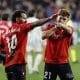 El jugador del Osasuna Víctor Muñoz (d) celebra su gol contra el Oviedo, durante el partido de la La Liga EA Sports entre el Osasuna y el Oviedo, en el estadio El Sadar en Pamplona.-EFE/ Villar López