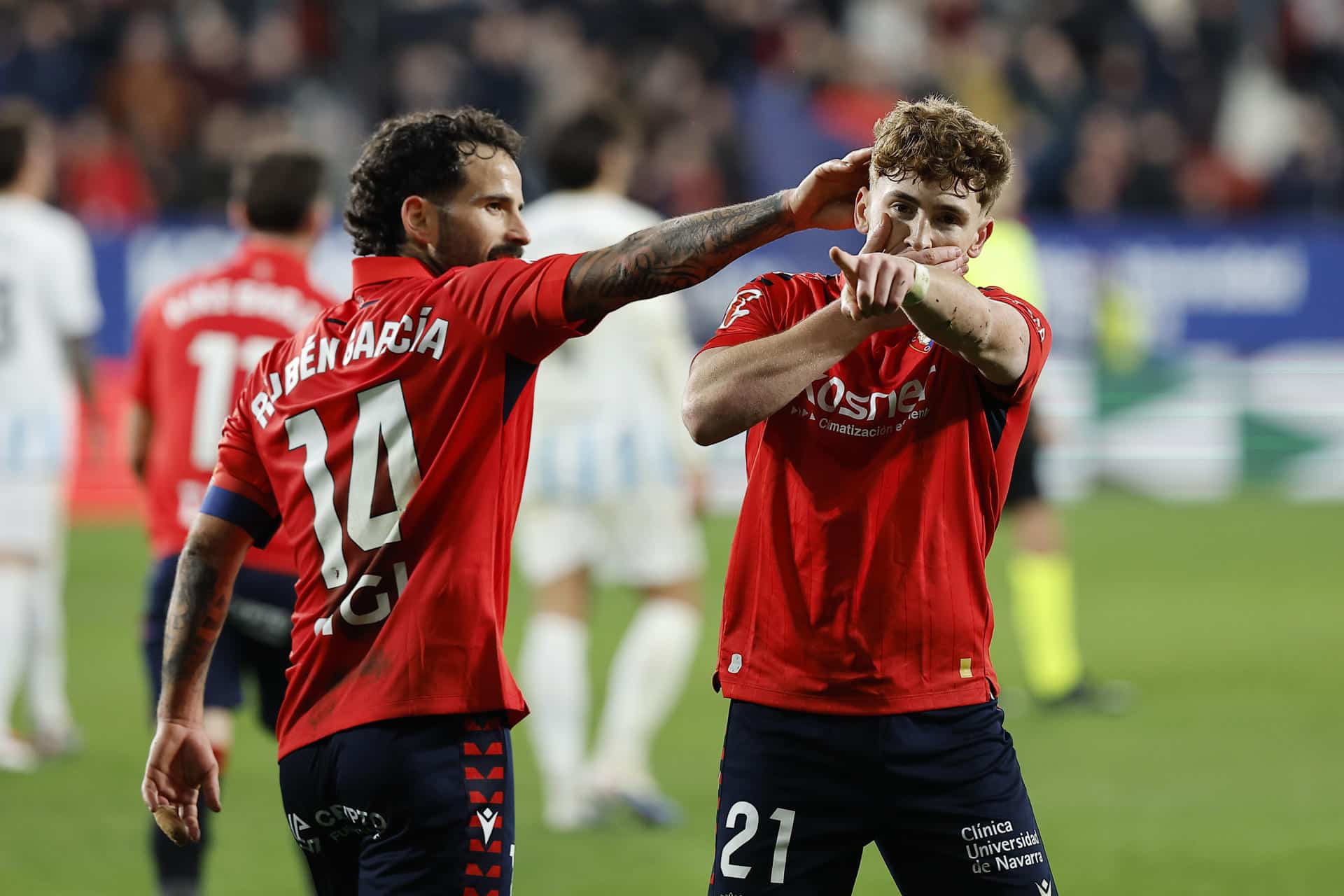 El jugador del Osasuna Víctor Muñoz (d) celebra su gol contra el Oviedo, durante el partido de la La Liga EA Sports entre el Osasuna y el Oviedo, en el estadio El Sadar en Pamplona.-EFE/ Villar López