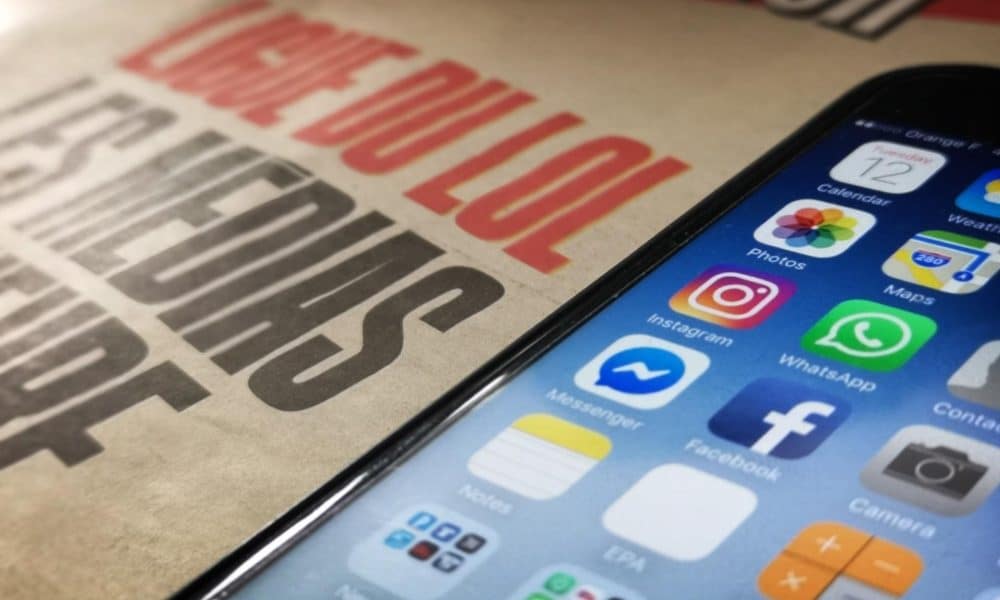 FOTO ARCHIVO. Teléfono con las aplicaciones Facebook, Instagram, y WhatsApp. EFE/ Etienne Laurent