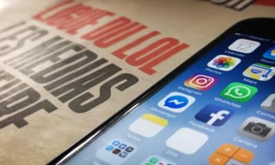 FOTO ARCHIVO. Teléfono con las aplicaciones Facebook, Instagram, y WhatsApp. EFE/ Etienne Laurent