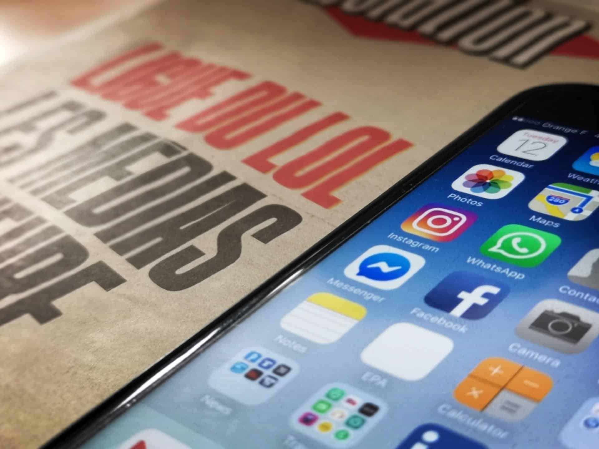 FOTO ARCHIVO. Teléfono con las aplicaciones Facebook, Instagram, y WhatsApp. EFE/ Etienne Laurent