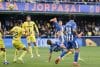 El delantero del Alavés Toni Martínez (c) en acción durante el partido de la jornada 19 de LaLiga EA Sports que disputan Villarreal CF y el Alavés en el Estadio de la Cerámica en Villarreal. EFE/ Manuel Bruque
