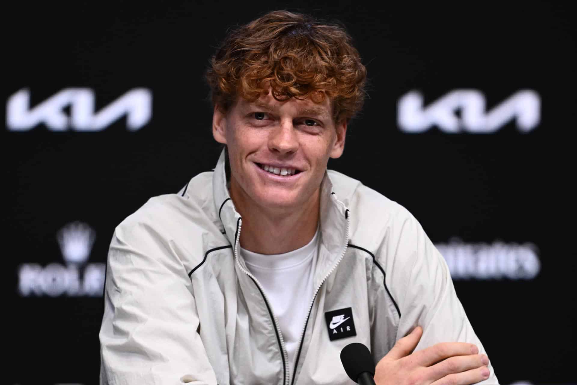 MELBOURNE (Australia), 16/01/2026.- El tenista italiano Jannik Sinner comparece en una rueda de prensa previa al inicio del comienzo del Abierto de Australia en Melbourne, Australia, el próximo 18 de enero. EFE/EPA/JOEL CARRETT EDITORIAL USE ONLY AUSTRALIA AND NEW ZEALAND OUT