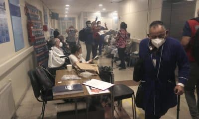 Pacientes del hospital Penco-Lirquen son evacuados debido a los incendios forestales la madrugada de este domingo, en Penco (Chile). EFE/ Patricio Aguayo