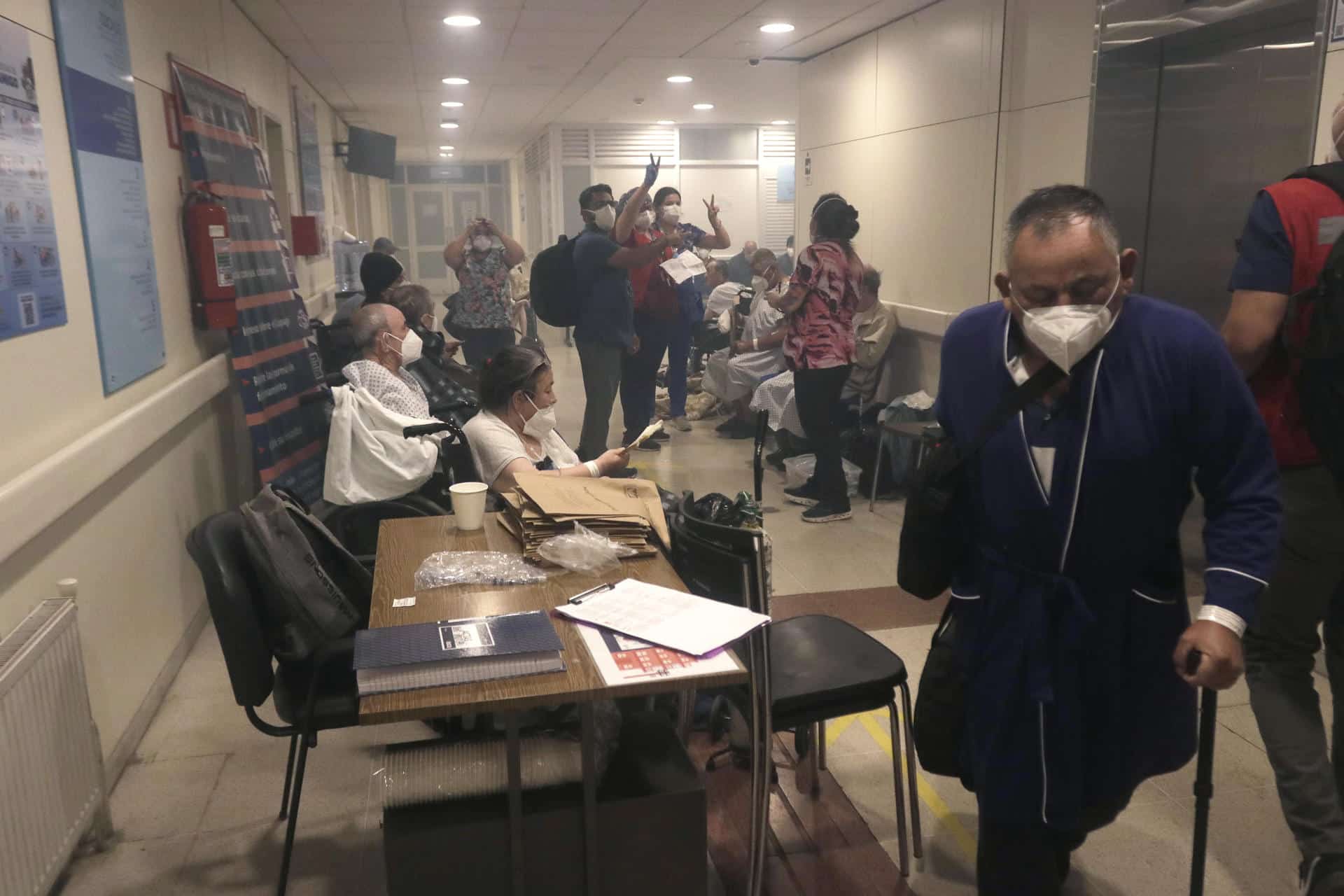 Pacientes del hospital Penco-Lirquen son evacuados debido a los incendios forestales la madrugada de este domingo, en Penco (Chile). EFE/ Patricio Aguayo