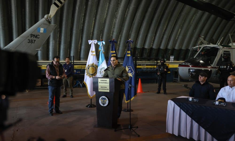 El ministro de Gobernación (Interior), Marco Antonio Villeda (c), habla durante una rueda de prensa este sábado, en Ciudad de Guatemala (Guatemala). EFE/ Mariano Macz