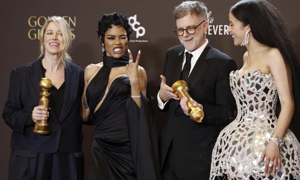 (De izquierda a derecha) la productora de cine estadounidense Sara Murphy, la cantante y actriz estadounidense Teyana Taylor, el cineasta estadounidense Paul Thomas Anderson y el actor estadounidense Chase Infiniti posan en la sala de prensa con el premio a la mejor película - musical o comedia por 'One Battle After Another' durante la 83ª edición de los Premios Globos de Oro en el hotel Beverly Hilton en Beverly Hills, California, Estados Unidos. EFE/CHRIS TORRES