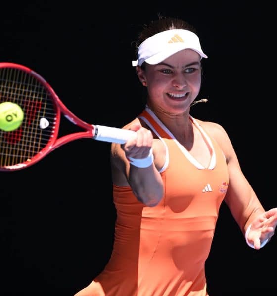 Iva Jovic de EE. UU. en acción contra Aryna Sabalenka de Bielorrusia durante su partido de cuartos de final femenino en el Abierto de Asutralia. EFE/EPA/JAMES ROSS
