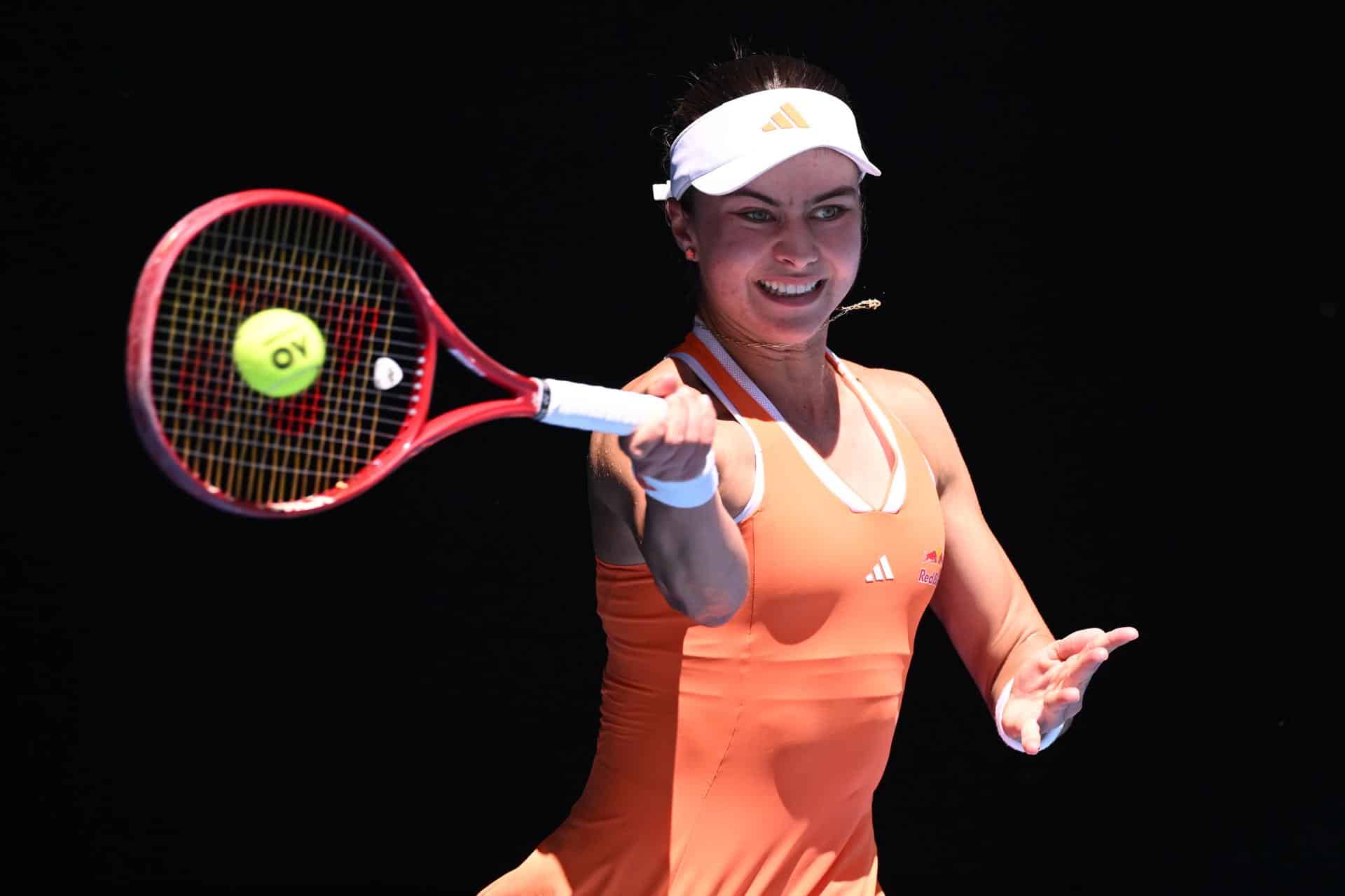 Iva Jovic de EE. UU. en acción contra Aryna Sabalenka de Bielorrusia durante su partido de cuartos de final femenino en el Abierto de Asutralia. EFE/EPA/JAMES ROSS