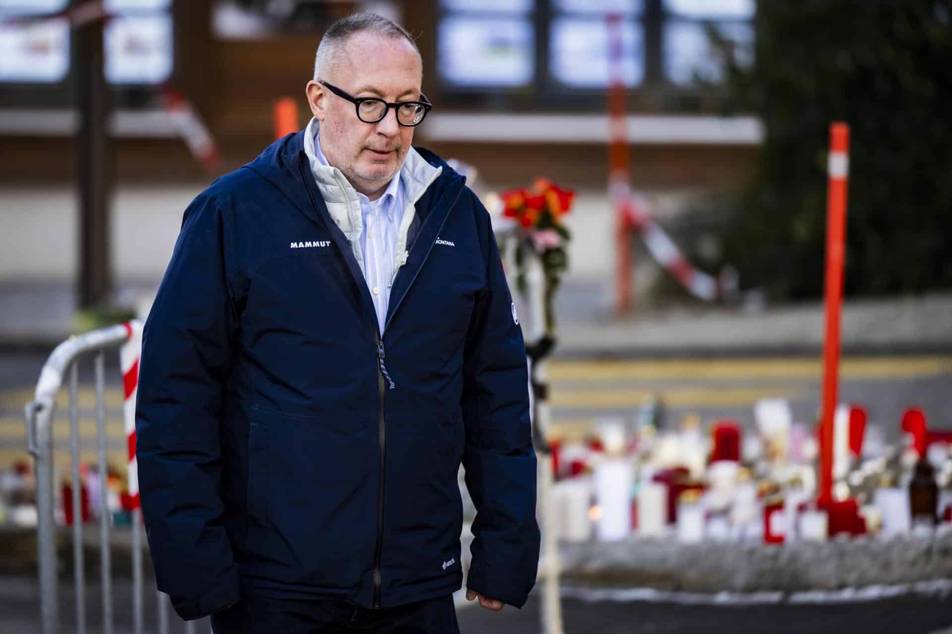 Nicolas Féraud, principal responsable político de Crans-Montana, la estación alpina suiza donde un incendio el pasado 1 de enero causó la muerte de 40 personas, en una foto del día 2 de enero tras la tragedia.EFE/EPA/JEAN-CHRISTOPHE BOTT