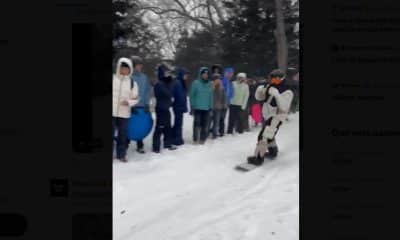 Fotografía tomada a través de rastreo de redes que muestra al triple campeón olímpico de snowboard, Shaun White, durante un espectáculo de trucos y piruetas en Central Park. EFE/ Rastreo de Redes /SOLO USO EDITORIAL