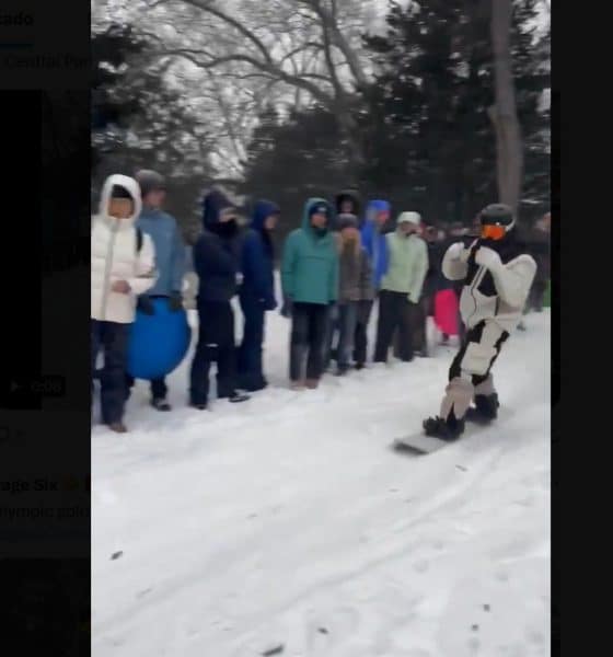 Fotografía tomada a través de rastreo de redes que muestra al triple campeón olímpico de snowboard, Shaun White, durante un espectáculo de trucos y piruetas en Central Park. EFE/ Rastreo de Redes /SOLO USO EDITORIAL