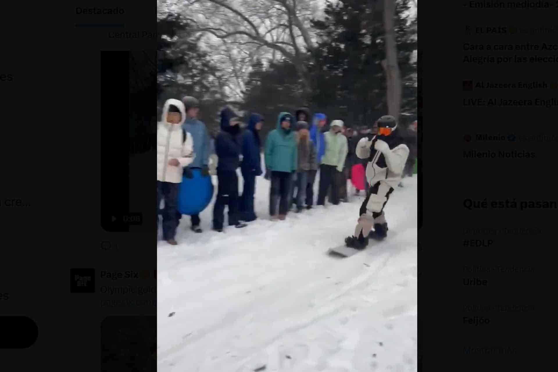Fotografía tomada a través de rastreo de redes que muestra al triple campeón olímpico de snowboard, Shaun White, durante un espectáculo de trucos y piruetas en Central Park. EFE/ Rastreo de Redes /SOLO USO EDITORIAL