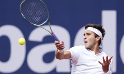 Fotografía de Alejandro García, en la que puede verse en una imagen de archivo del 15 de abril de 2025 al tenista argentino Tomás Martín Etcheverry, durante un partido. EFE