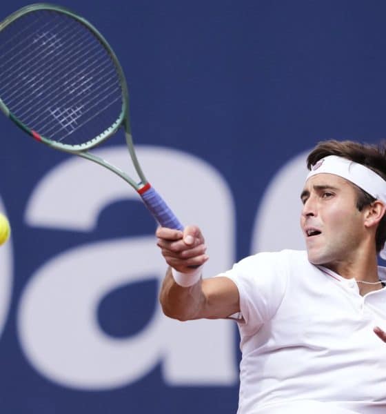 Fotografía de Alejandro García, en la que puede verse en una imagen de archivo del 15 de abril de 2025 al tenista argentino Tomás Martín Etcheverry, durante un partido. EFE