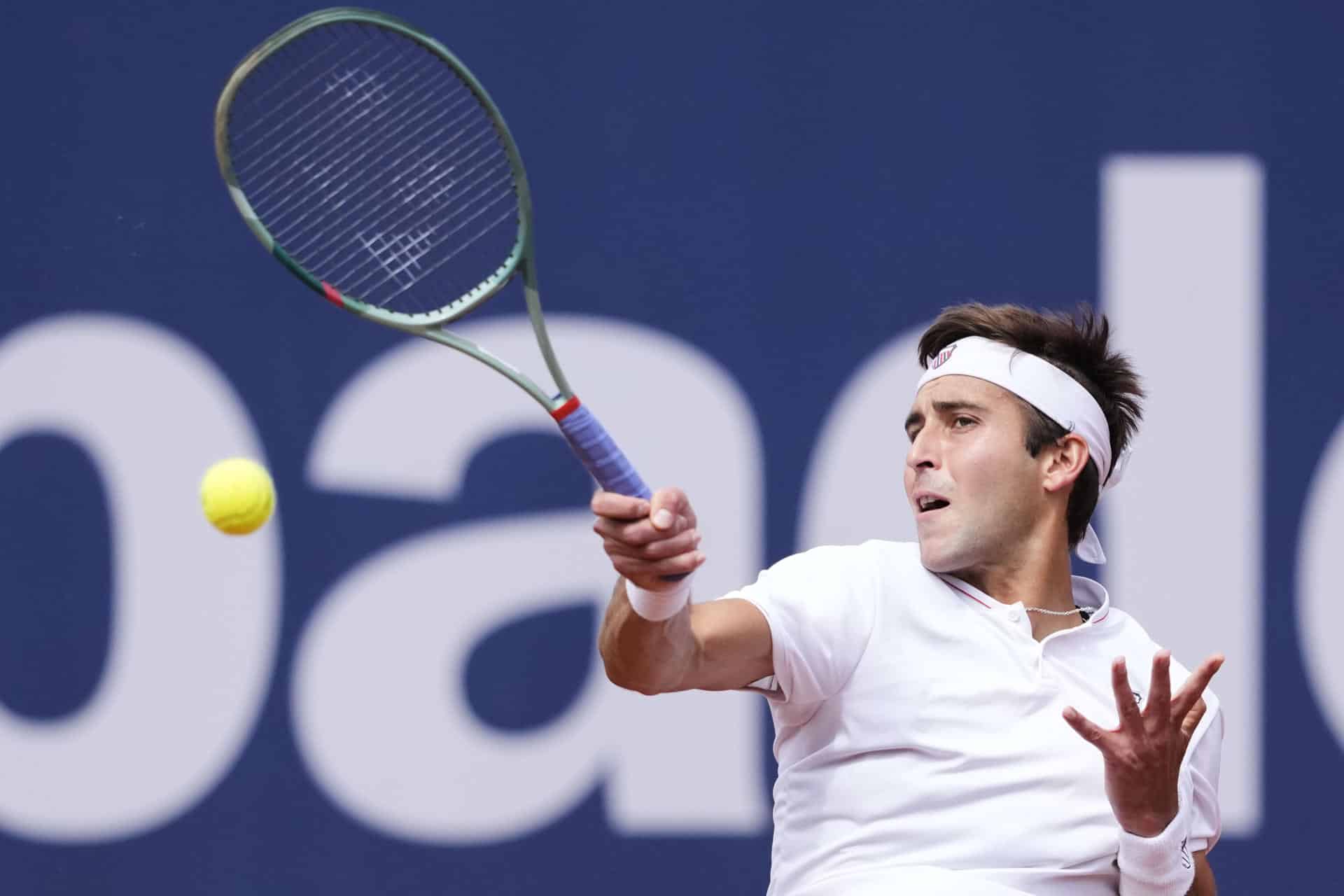 Fotografía de Alejandro García, en la que puede verse en una imagen de archivo del 15 de abril de 2025 al tenista argentino Tomás Martín Etcheverry, durante un partido. EFE