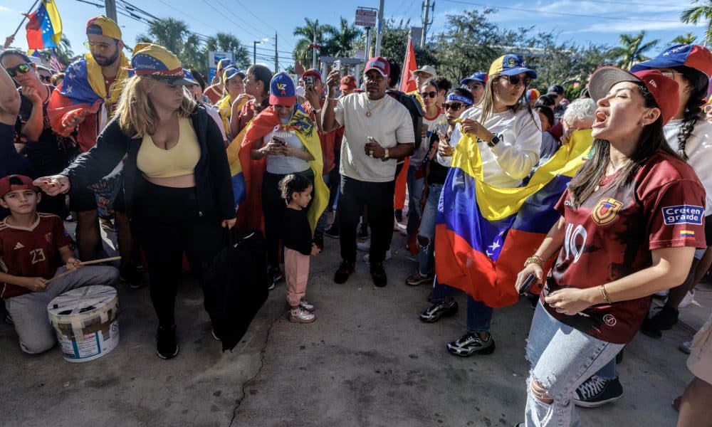 Venezolanos en Miami participan en una manifestación en respuesta a los ataques militares estadounidenses en Venezuela, Miami, Florida, EE.UU., 03 de enero de 2026.. EFE/EPA/Cristobal Herrera-Ulashkevich