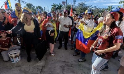 Venezolanos en Miami participan en una manifestación en respuesta a los ataques militares estadounidenses en Venezuela, Miami, Florida, EE.UU., 03 de enero de 2026.. EFE/EPA/Cristobal Herrera-Ulashkevich