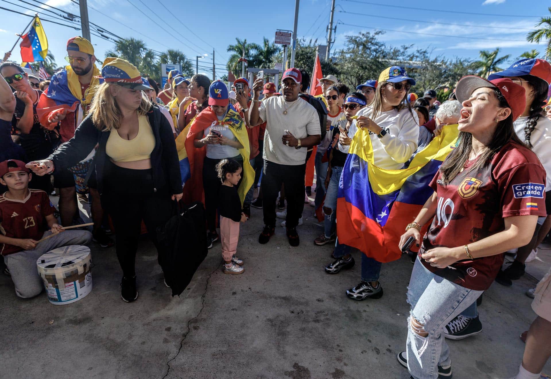 Venezolanos en Miami participan en una manifestación en respuesta a los ataques militares estadounidenses en Venezuela, Miami, Florida, EE.UU., 03 de enero de 2026.. EFE/EPA/Cristobal Herrera-Ulashkevich