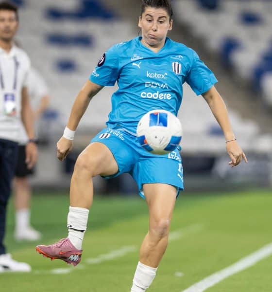 Fotografía de archivo donde aparece Lucia Garcia de Monterrey mientras controla el balón en un partido de la Copa de Campeones Concacaf (F) entre Monterrey y Vancouve en el estadio BBVA, en Monterrey (México). EFE/ Miguel Sierra