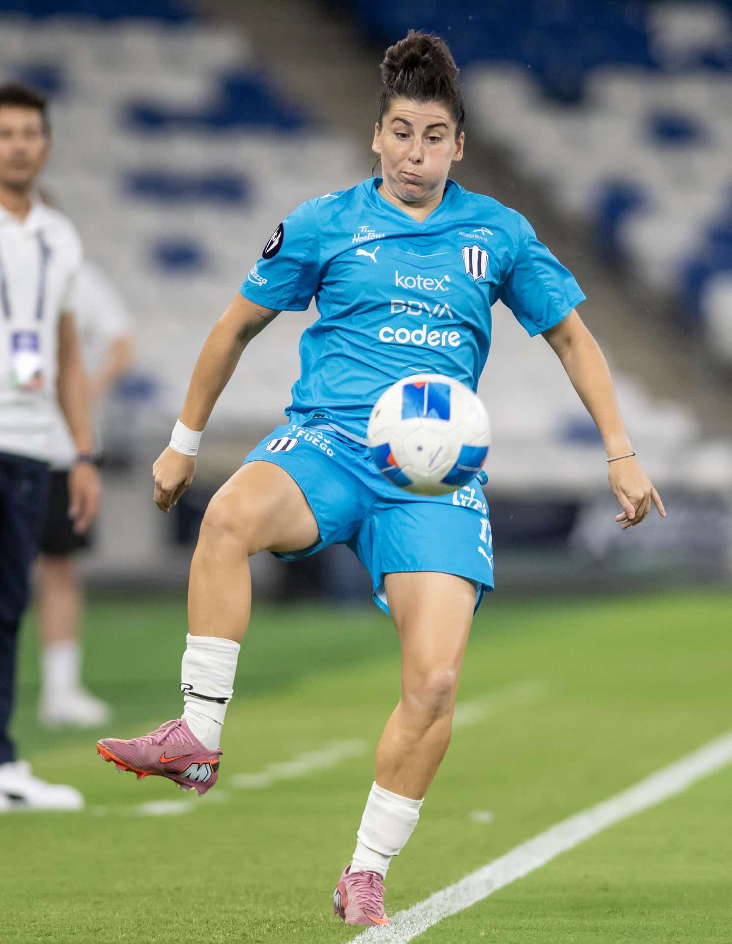 Fotografía de archivo donde aparece Lucia Garcia de Monterrey mientras controla el balón en un partido de la Copa de Campeones Concacaf (F) entre Monterrey y Vancouve en el estadio BBVA, en Monterrey (México). EFE/ Miguel Sierra