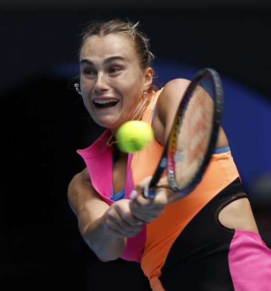 Aryna Sabalenka de Bielorrusia en acción contra Victoria Mboko de Canadá durante su partido de cuarta ronda del torneo de tenis Abierto de Australia 2026 en el Melbourne Park de Melbourne (Australia). EFE/ROB PREZIOSO PROHIBIDO SU USO EN AUSTRALIA Y NUEVA ZELANDA