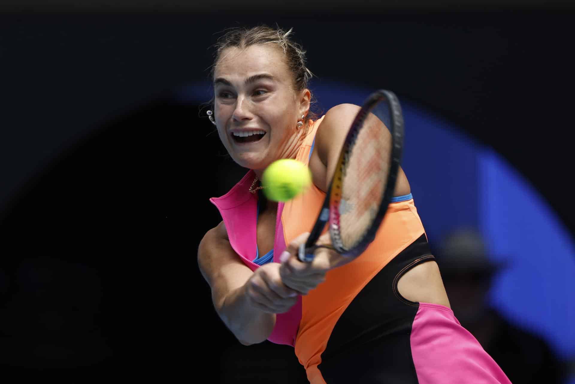 Aryna Sabalenka de Bielorrusia en acción contra Victoria Mboko de Canadá durante su partido de cuarta ronda del torneo de tenis Abierto de Australia 2026 en el Melbourne Park de Melbourne (Australia). EFE/ROB PREZIOSO PROHIBIDO SU USO EN AUSTRALIA Y NUEVA ZELANDA