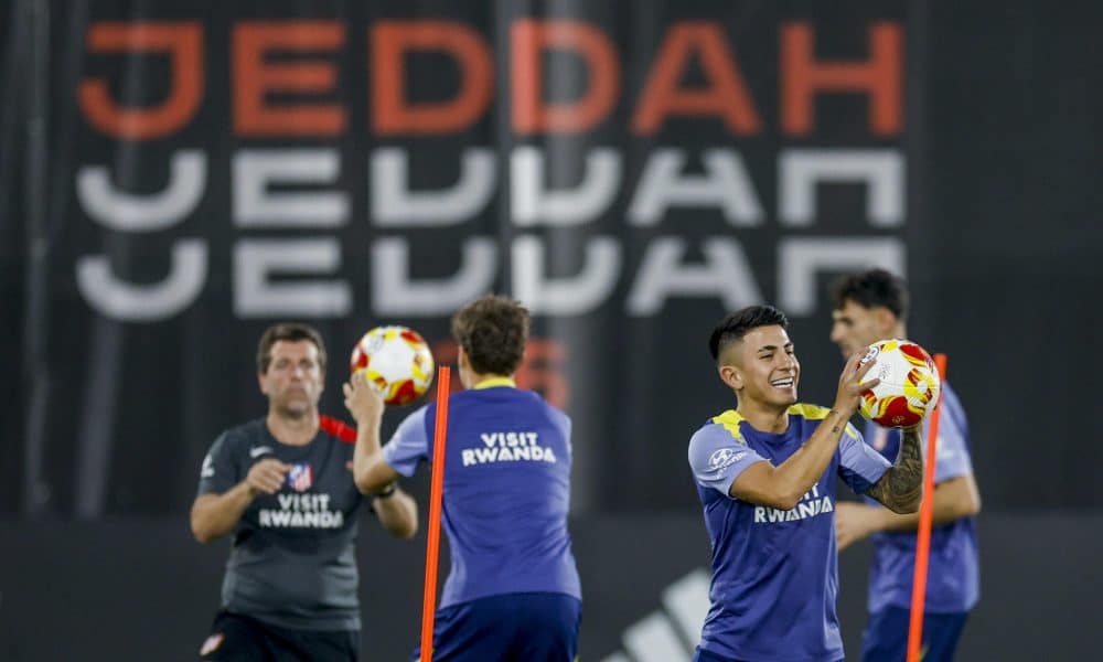 El delantero argentino del Atlético de Madrid Thiago Almada (d), durante el entrenamiento del del Atlético de Madrid este miércoles en Yeda (Arabia Saudí), previo al enfrentamiento de mañana jueves de la Supercopa de España ante el Real Madrid. EFE/ Kai Forsterling