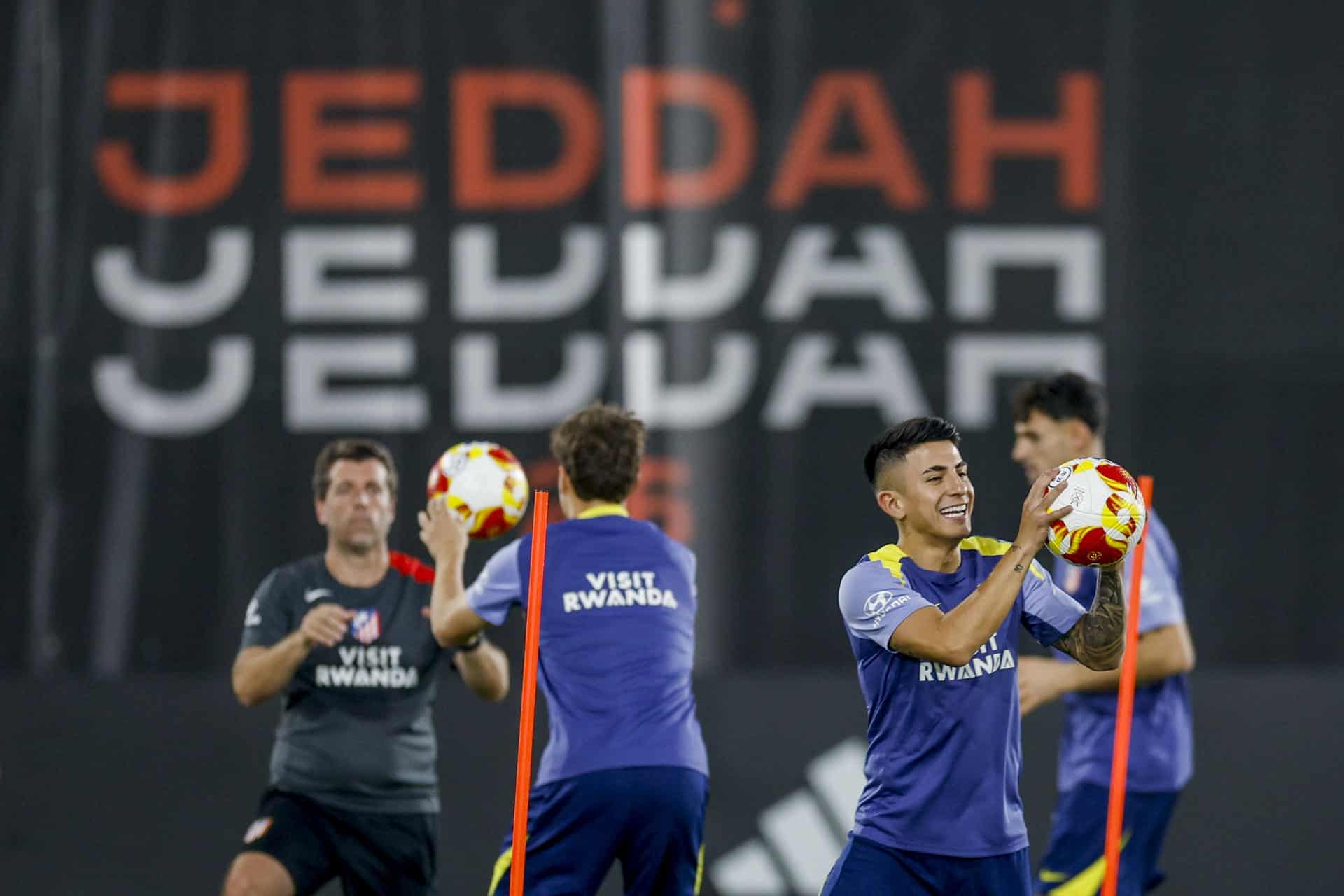 El delantero argentino del Atlético de Madrid Thiago Almada (d), durante el entrenamiento del del Atlético de Madrid este miércoles en Yeda (Arabia Saudí), previo al enfrentamiento de mañana jueves de la Supercopa de España ante el Real Madrid. EFE/ Kai Forsterling