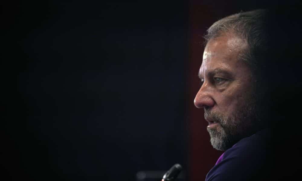 El entrenador del FC Barcelona, Hansi Flick durante la rueda de prensa tras el entrenamiento del equipo en la ciudad deportiva Joan Gamper este sábado antes de su enfrentamiento liguero contra el Real Oviedo. EFE/Alejandro García