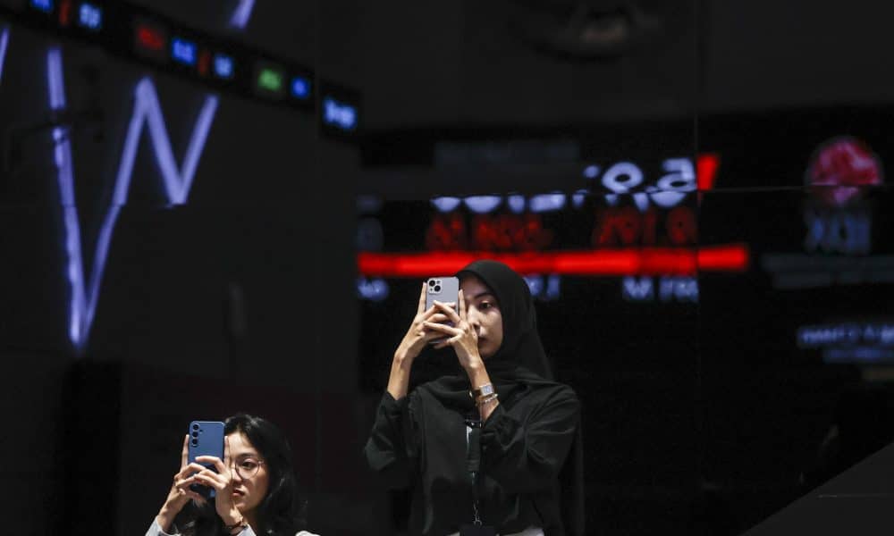Fotografía de archivo, tomada el 08/04/2025, que muestra a dos mujeres usando teléfonos inteligentes en Indonesia. EFE/EPA/MAST IRHAM