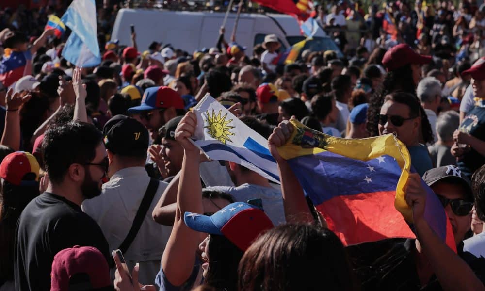 Personas celebran la detención del presidente de Venezuela, Nicolás Maduro, este sábado en el Obelisco de Buenos Aires (Argentina). EFE/ Adan González