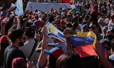 Personas celebran la detención del presidente de Venezuela, Nicolás Maduro, este sábado en el Obelisco de Buenos Aires (Argentina). EFE/ Adan González