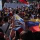 Personas celebran la detención del presidente de Venezuela, Nicolás Maduro, este sábado en el Obelisco de Buenos Aires (Argentina). EFE/ Adan González